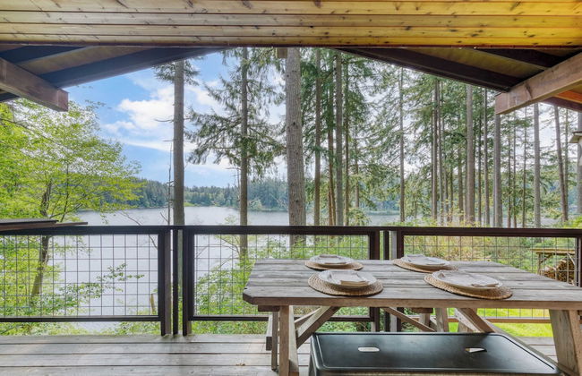 Goss Lake Chalet by Avantstay Lakefront w/ Dock - Photo 1