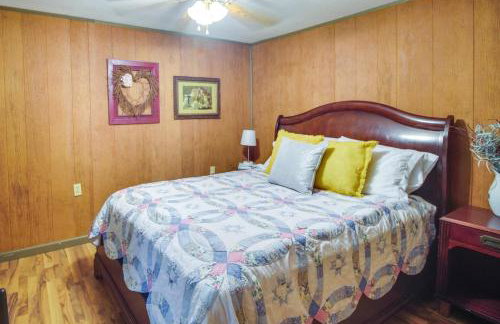 Pet-Friendly Elkins Vacation Rental with Decks! - Foto 17
