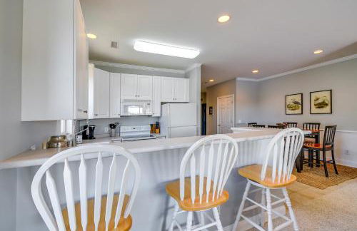 Spacious Southport Condo with Balcony! - Foto 11