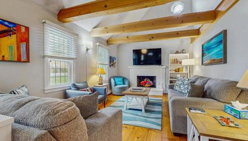 Cozy Charming Cottage - Photo 3