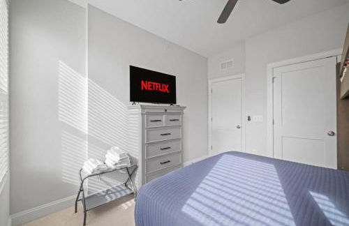 NEW Luxury Condo, Rooftop Terrace, EV Charger! - Foto 51