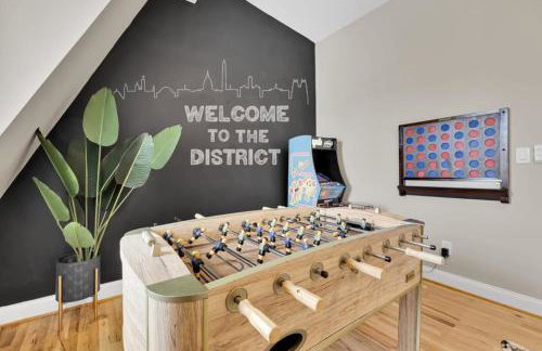 Luxury 4-BR with Free Parking in Heart of DC - Steps to Metro - Photo 3