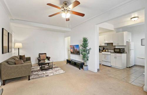 Sleek 1-Bedroom Apt in Chicago - East Park Tower 0610 rep - Photo 3