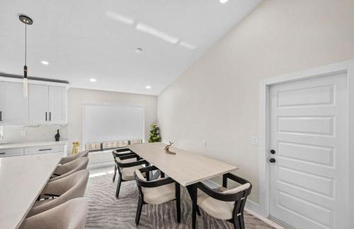 Luxe Pool Home minutes from the beach! - Photo 17