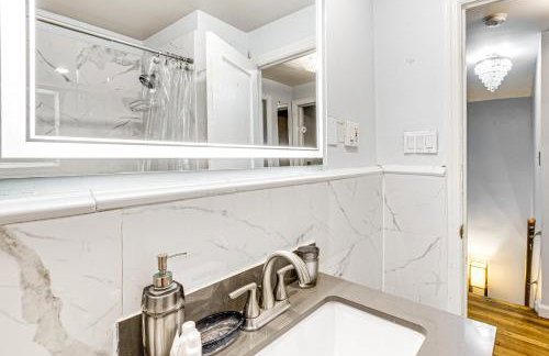 Newark Home with Deck and Fire Pit, 16 Mi to NYC! - Photo 16