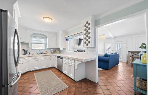 Stunning beach house with ocean views and large deck, just steps from the beach - Foto 14