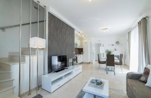 Beautiful Villa surrounded by Greenery with Swimming Pool - Photo 17