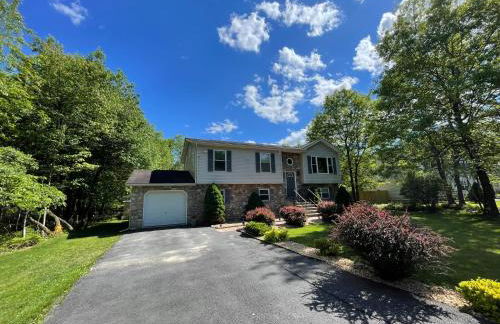 Spacious Pocono Home with Hot Tub and Fire Pit - Foto 23
