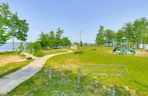 12 Mi to Skiing Manistee Lake Cottage with Fire Pit - Foto 30
