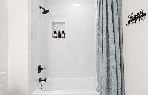 Charming 2nd-Floor Flat 3BR 2BA Free Parking - Foto 37