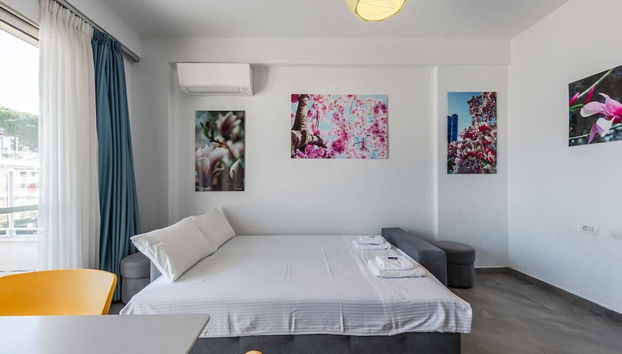 Spacious 1BR Apartment With Resort Access - Photo 2, Room