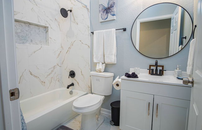 Escape to 4br/3ba Brand New Downtown Home - Foto 17