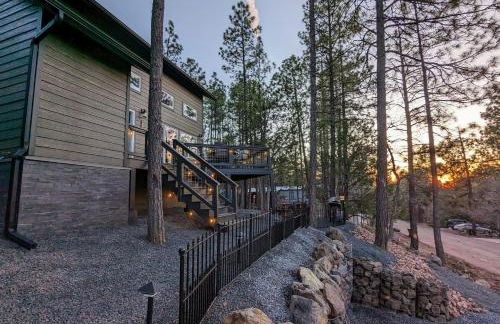 Pinetop Getaway with Sunset Deck & Fire Pit Table - Foto 21