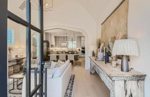 Stunning home - walk to square & heated pool - Foto 34