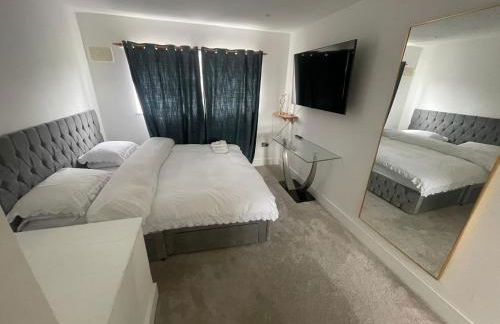 Cosy 4 bedroom house in borehamwood with large onsite parking and large beds - Foto 7