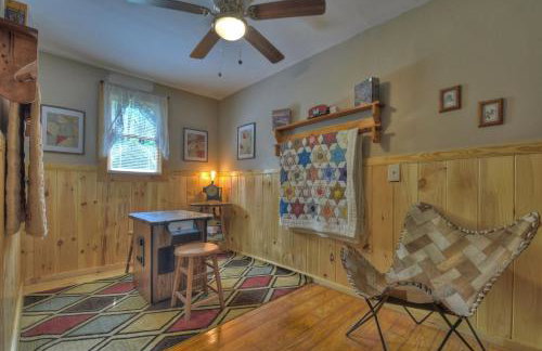 Bear Naked Hideaway - Relax in the hot tub with sounds from the nearby creek - Foto 15