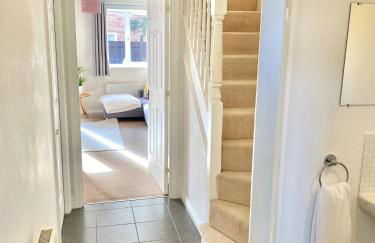 Oakley Vale House and Garden! Free Private Parking, TV, Fully Equipped - Photo 12