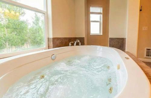 Spacious Ski Chalet W Indoor Hotub & Sep Suite! - Foto 14