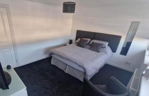 Cozy Shotts House with 2 Bedrooms - Photo 2