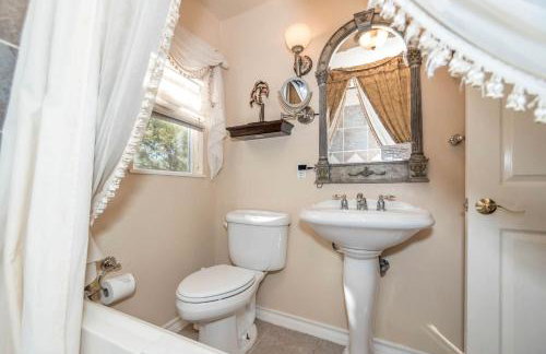 Joyful Cottage Rental for Couples with Poolside Cabana near San Antonio, TX - Foto 19