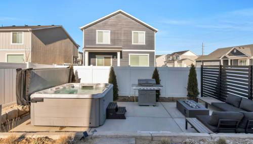 Modern LuxeDen with Private Hot Tub and Fenced Yard - Foto 5