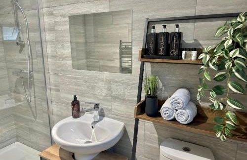 Central 4 Bed Home, FreeParking, 5TVs, Superfast WiFi - Photo 27