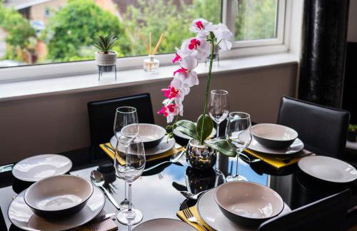 Spacious and Bright 2 Bedroom Apartment, Sleeps 6, 1st Floor with Free Parking, Business and Leisure by Jesswood Properties - Photo 22