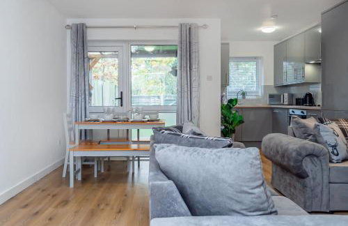 Spacious Home near Heathrow & Windsor with Parking - Photo 1