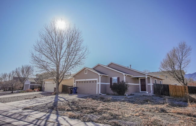 South Side COS & Ft. Carson Value Stay! Dogs OK! - Foto 25