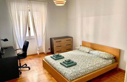 Downtown Milan Chic Apartment - Quiet Retreat with Free WIFI & Air Conditioning - Photo 4