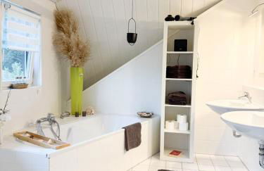 Gemütliches, helles Apartment mit Ofen, Badewanne & Dusche, Parkplatz, ganze Wohnung - Foto 4