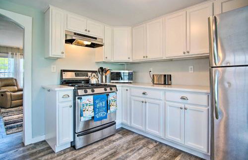 Walk to Swifts Beach! Classic Cottage with Deck - Foto 10