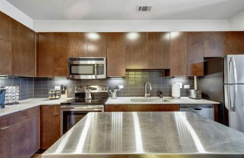 Charming Apartment in Southtown Wifi Pool Gym - Photo 4