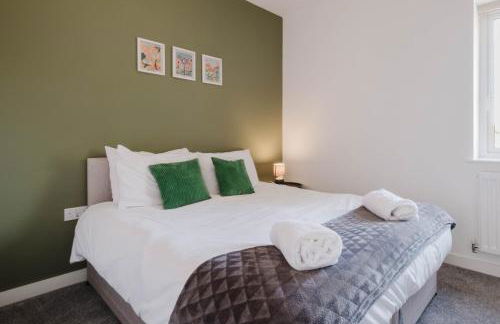 Modern and Comfortable Home away from Home - Photo 12