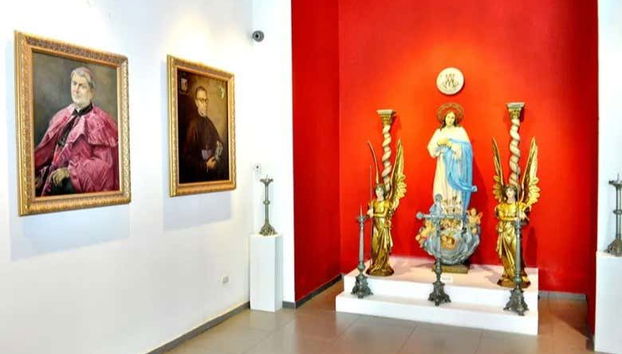 Dans une salle du Musée Sacré