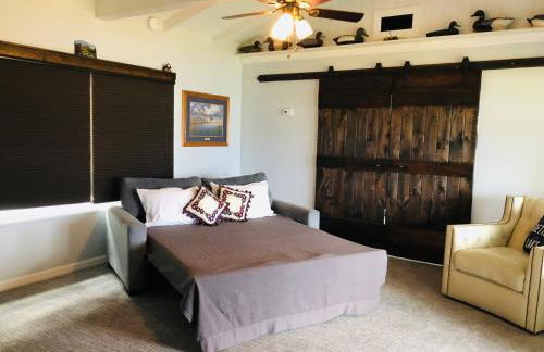 Cozy Lake Front Cottage - Photo 15