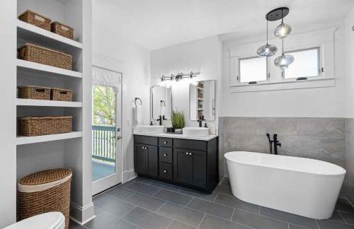 Tranquil East Nashville Zen Retreat with 2 Patios, Garage Parking, Yoga Mats Included, Covered Patio and Deck, Walk to Five Points Dining & Bars, Board Games, 10 Min to Broadway, 24 Hr Hospitality - Foto 5