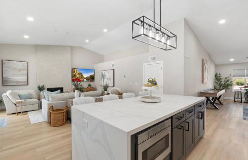 Modern Escape with Pool Ping Pong & Putting Green - Foto 8