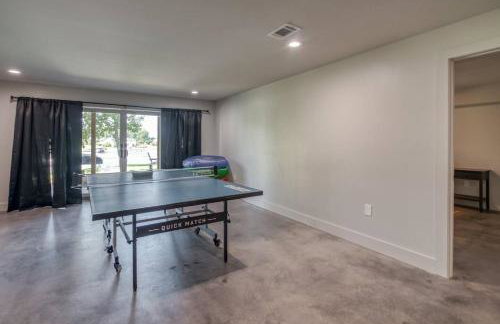 6BR Lakefront Private Dock & Bonfire Sleeps 12 - Foto 32