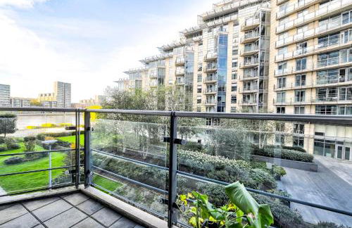 Bright Riverside 2 Bed Haven with Balcony - Modern Comfort in Battersea - Foto 39