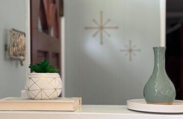 Mid-Century Modern Themed Home with Outdoor Hot Tub - Foto 24