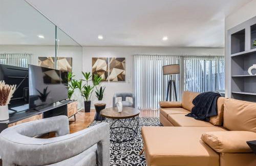 Your Walkable King Bed Getaway - Sleeps 4 - Pool Pkg - Foto 1