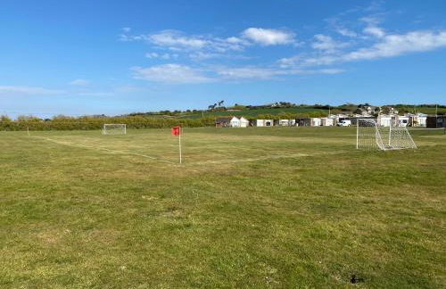 Bay - Brambles Chine, Colwell Bay - 5 star WiFi - Short walk to The Hut and beach - 1 night stays available - Ferry offers - Photo 25