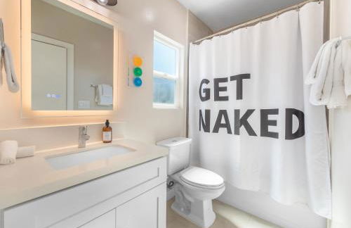 Beach Bungalow Perfection - Private Patios, BBQ walk2beach & Pet Friendly! - Foto 2