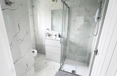 2 Bed apartment Sleeps 3 -Smart Tv -Private garden - Foto 17