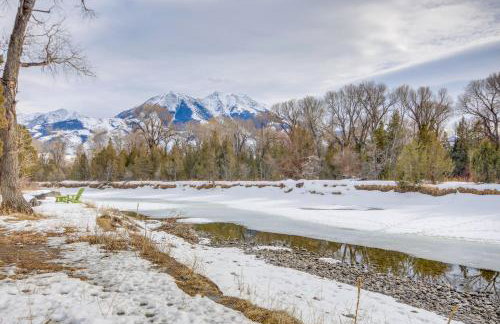 6 Mi to Chico Hot Springs Villa with River Access - Foto 1