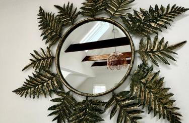 Stunning 3 bedroom & 2 bathroom cottage with patio - Foto 12