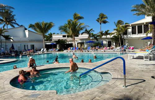 Beachfront paradise Ocean Village Golf Tennis Several heated pools Tiki bar Pickleball insite sports bar and restaurant and much more - Foto 16