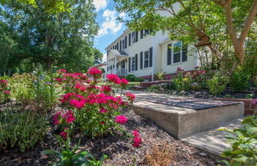 Kernersville King Beds Hot Tub Arcade Firepit - Photo 54