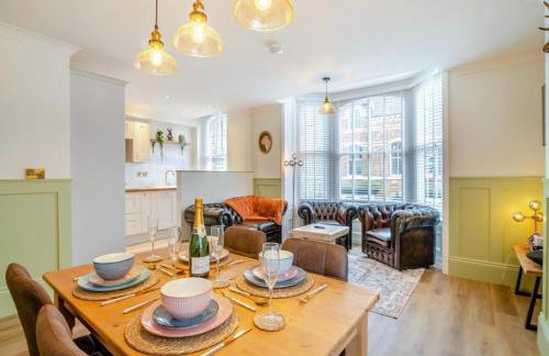 Betty's Townhouse- Luxury 2 bed appt with parking - Photo 1